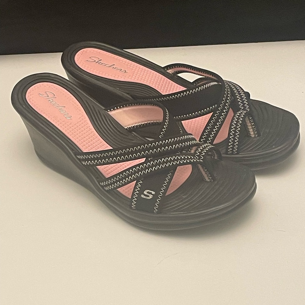 SKECHERS CALI RAMBLERS GO TO GAL WEDGE SANDAL, BLACK & WHITE WOMENS SIZE 8.5